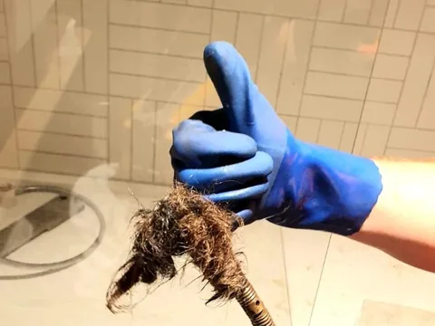 Mit der Rohrspirale entfernte Haare aus dem Duschablauf